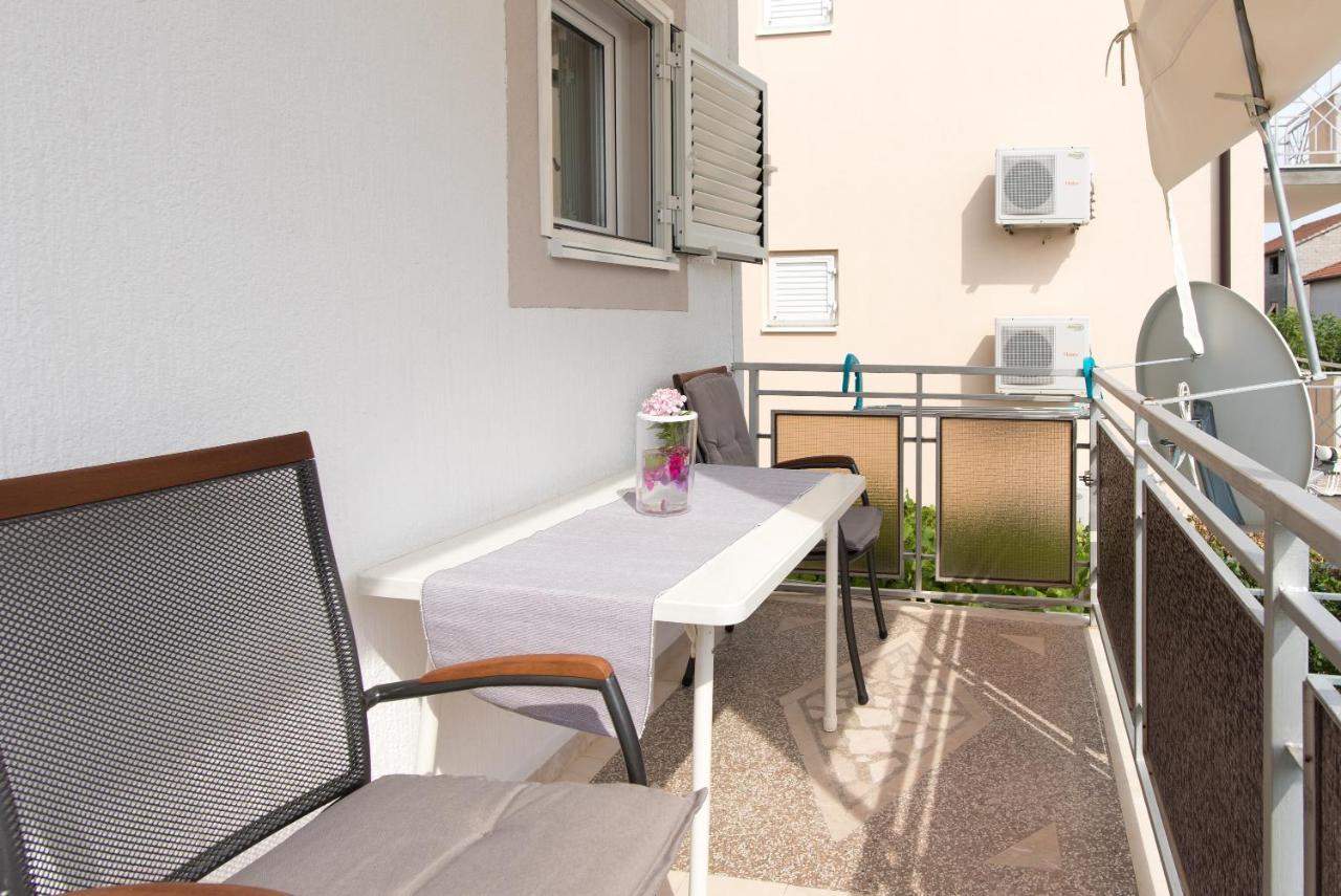 Topic Apartments Vodice Bagian luar foto